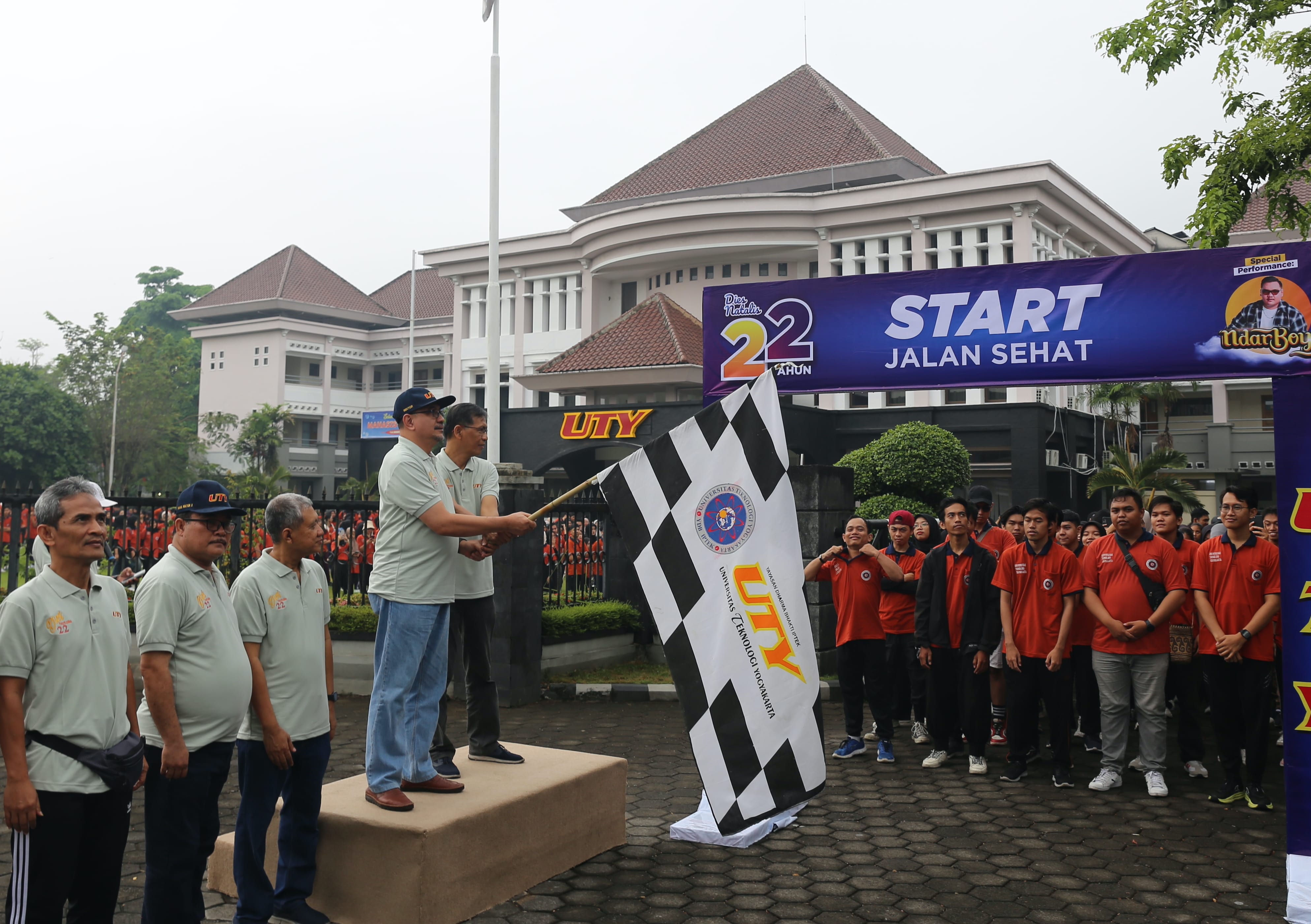 Sambut Dies Natalis Ke-22, UTY Selenggarakan Jalan Sehat dan Hadirkan Special Guest Star “Ndarboy Genk”