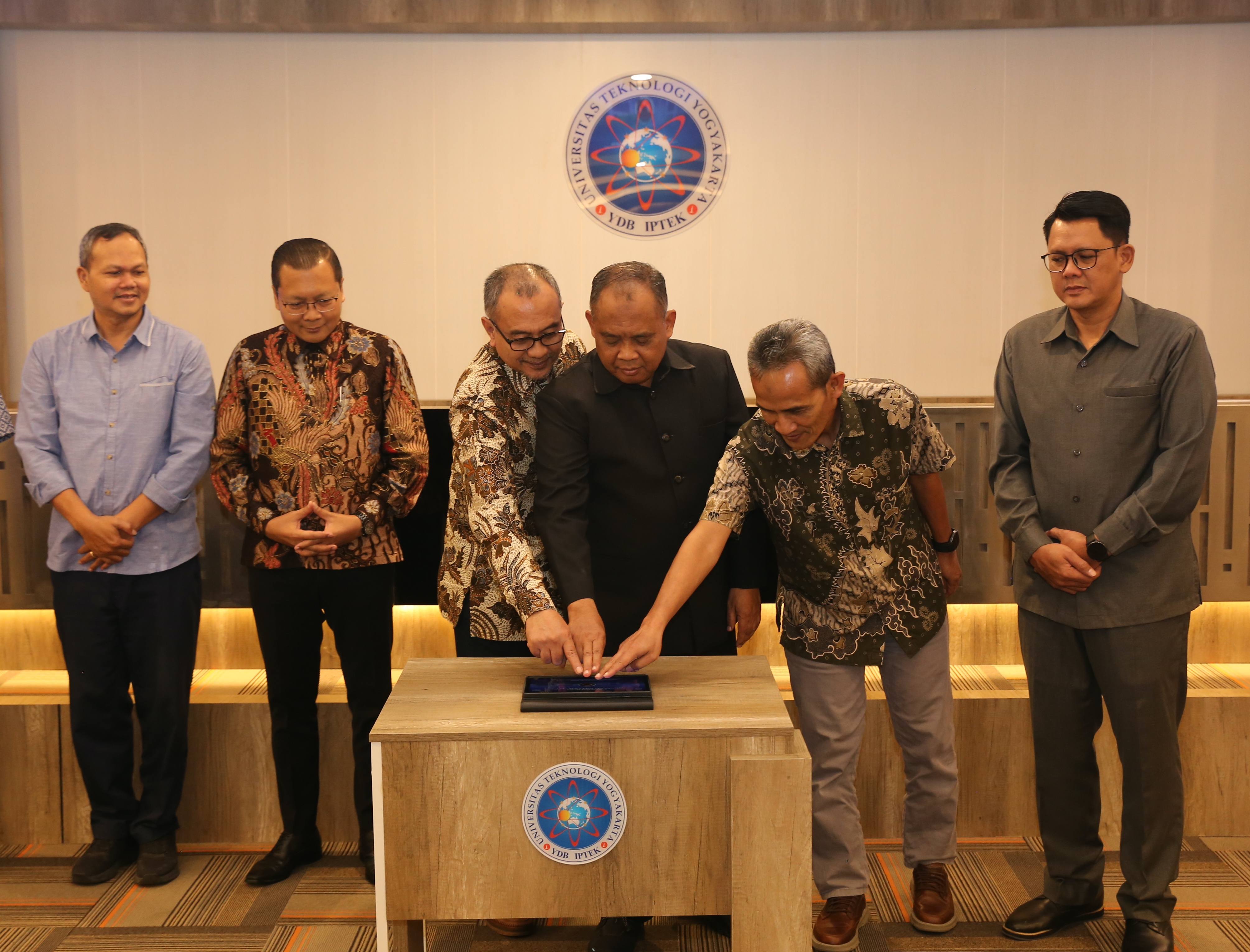 Komitmen Berikan Beasiswa Kuliah Gratis, UTY dan Pemkab Sleman Resmikan Program “Sleman Pintar UTY”